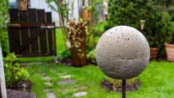 Betonkugel auf Eisenstange
