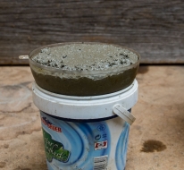 Halbschale gefüllt mit Beton