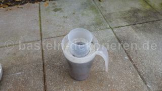 Hohe Betonschale in Plastikbecher