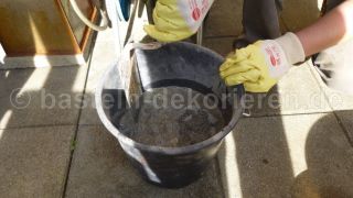 Kübel mit Beton und Wasser