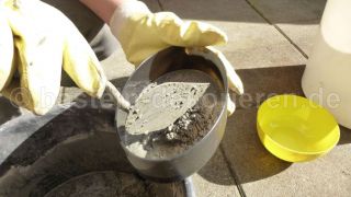 Plastikschüsseln mit Beton füllen