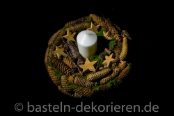 Adventskranz aus Tannenzapfen und Moos