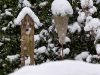 Erster Schnee mit Vogelhaus aus Holz