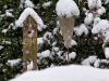 Erster Schnee mit Vogelhaus aus Holz