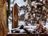 Vogelhaus aus Holz im Schnee