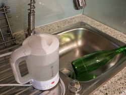 Flasche mit kalt und warm Wasser schneiden