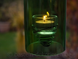 kerzenhalter in alter Flasche