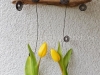 Fertig ist die selbst gemachte Frühlingsdeko aus Schwemmholz und Draht. Die ReagenzglÃ¤ser werden als Blumenvasen verwendet und sind mit Draht am Schwemmholz befestigt.