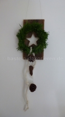 Holzbrett mit Stern und Deko