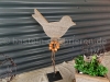 Vogel aus Holz auf einem Metallständer als Osterdeko