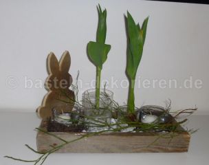 holzkiste-mit-fruehlingsdeko