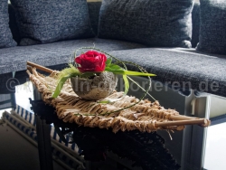 Schale aus Lianen als selbst gemachte Tischdeko für das Wohnzimmer. Selbst gemachte Lianenschale mit Dekoration aus Betonschale und Rose.