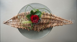 Tolle Tischdeko aus Lianen selber machen. Lianenschale dekoriert mit einer Betonschale und Rose. Schöne Tischdeko für den Frühling, Sommer für die Terrasse oder den Balkon