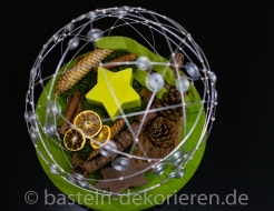 Silberne Drahtkugel als Weihnachtsdeko