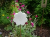 Blume aus Beton als Gartenstecker für den Sommer
