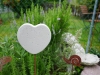 Herz aus Beton als Gartenstecker für den Sommer