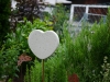 Beton Herz auf einer Eisenstange als Sommerdeko für den Garten