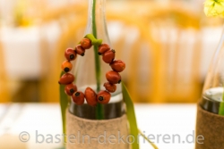 Flaschen mit Hagebutte dekoriert