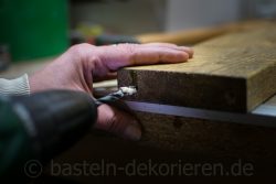 Holzbrett für Osterdeko vorbereiten