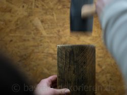Holzbrett und Sockel für die Osterdeko verbinden